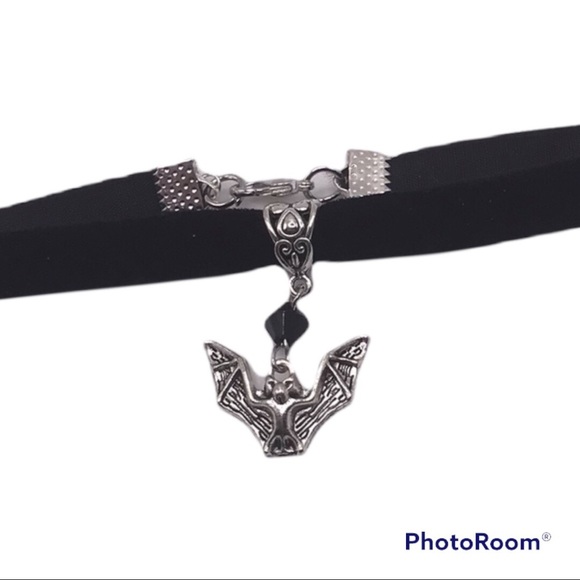 Black Velvety Choker Necklace with bat charm goth - Picture 2 of 2